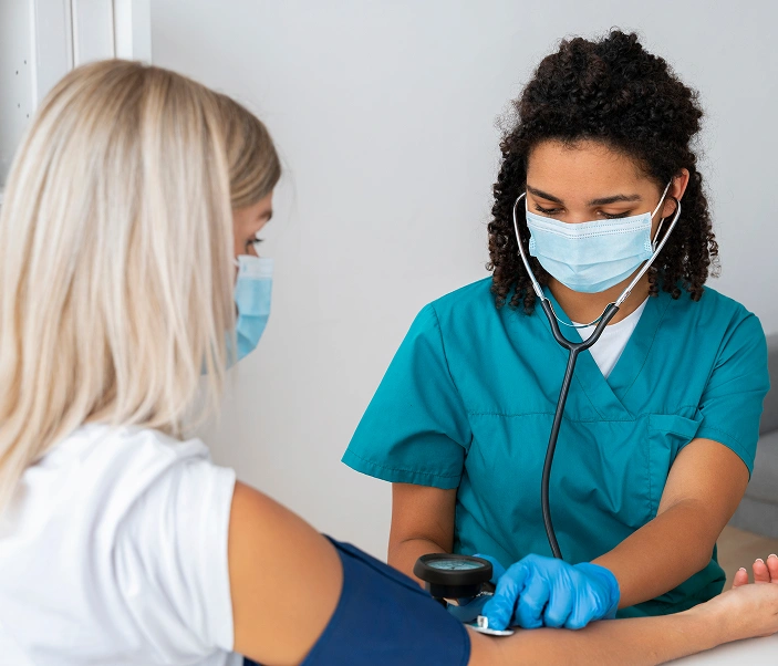 Profissional do Laboratório Análise atendendo uma paciente
